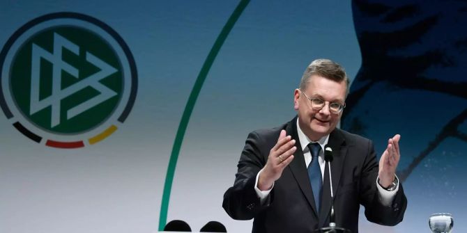 DFB-Präsident Reinhard Grindel spricht bei einer Preisverleihung.