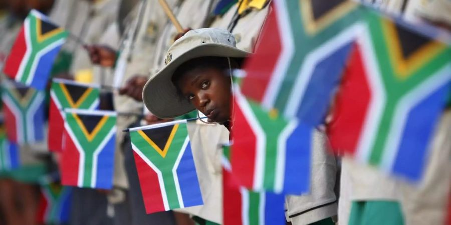 Südafrika Flagge wird von Kindern in die Höhe gehalten.