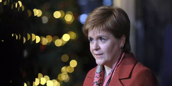 Nicola Sturgeon, Regierungschefin, trauert um einen ganz grossen Schotten. Nicola Sturgeon vor der Downing Street 10.