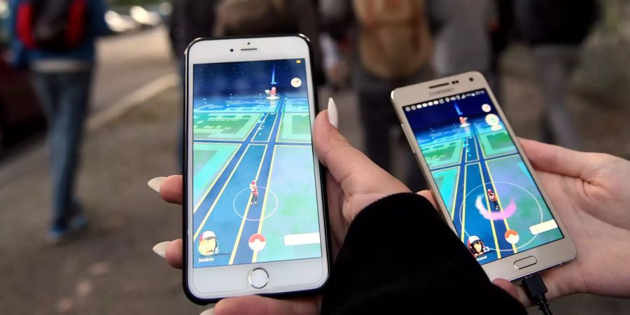 «Pokemon Go»-Spieler gehen mit ihren Smartphones durch Berlin.