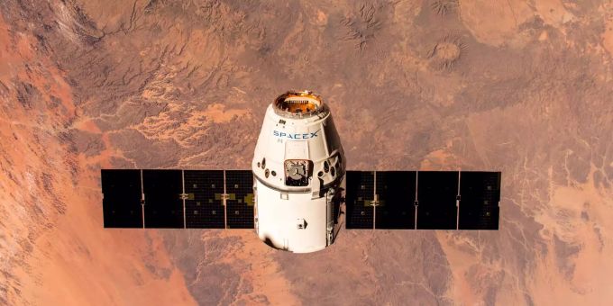 Der Raumtransporter SpaceX Dragon 16 ist auf der Erde gelandet. Der Raumtransporter SpaceX Dragon 16 nähert sich der Internationalen R