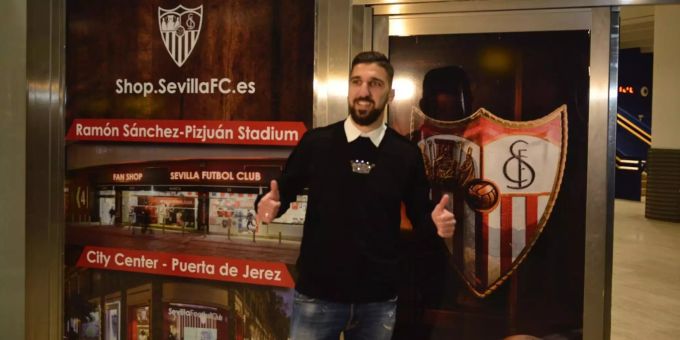 Munas Dabbur posiert vor dem Fanshop des FC Sevilla. Munas Dabbur