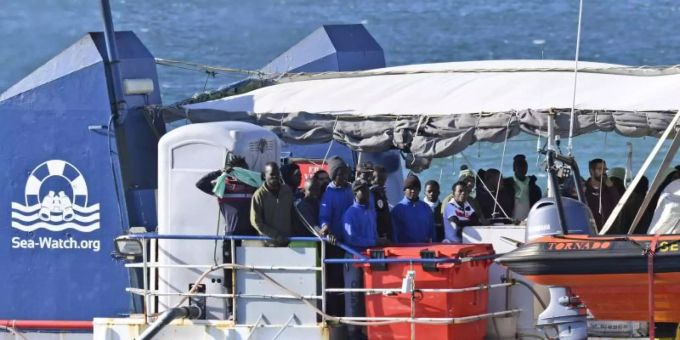 Zuletzt mussten 47 Menschen fast zwei Wochen an Bord der deutschen «Sea-Watch 3» ausharren, ehe sie in Italien an Land durften. Foto: Salvatore Cavalli/AP Zuletzt mussten 47 Menschen fast zwei Wochen an Bord der deutschen «Sea-Watch 3» ausharren, ehe sie in Italien an Land durften. Foto: Salvatore Cavalli/AP