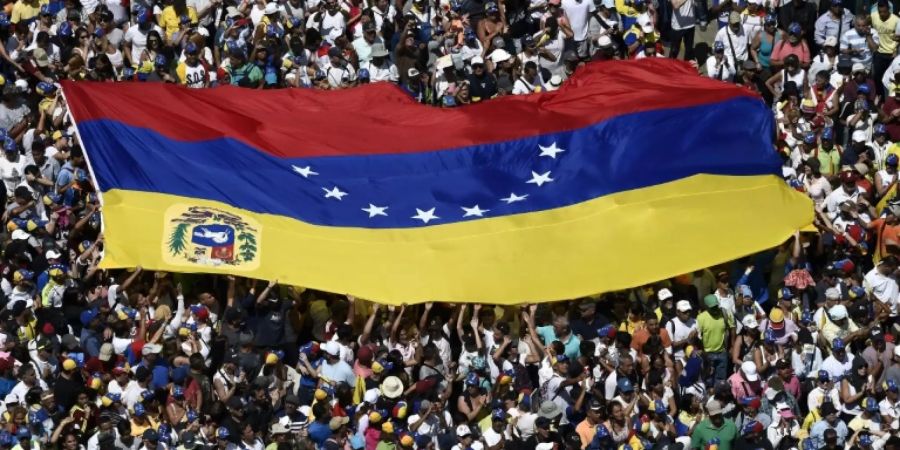 Venezuelas Flagge bei einer Demonstration der Opposition