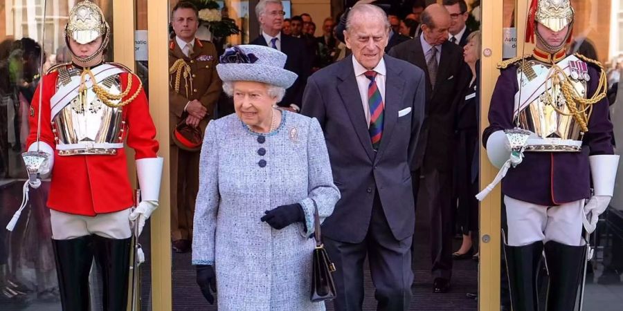 Queen Elizabeth II. und ihr Mann Prinz Philip. Dieses Jahr wird es kein traditionelles Weihnachtsshooting geben, denn der Royal liegt im Spital.