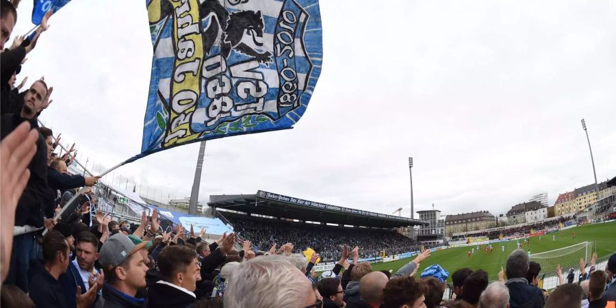 Zwei Fans vom TSV 1860 München erhielten vor dem Gericht in Strassburg recht. (Symbolbild)