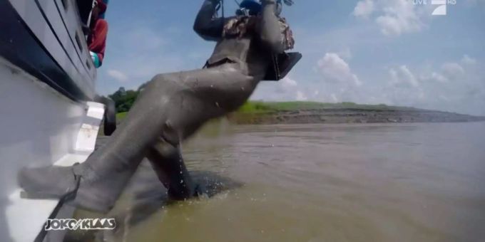 Innert Sekunden war der Anzug weggefressen, Klaas musste aus dem Amazonas gefischt werden, Innert Sekunden war der Anzug weggefressen, Klaas musste aus dem Amazonas gefischt werden,