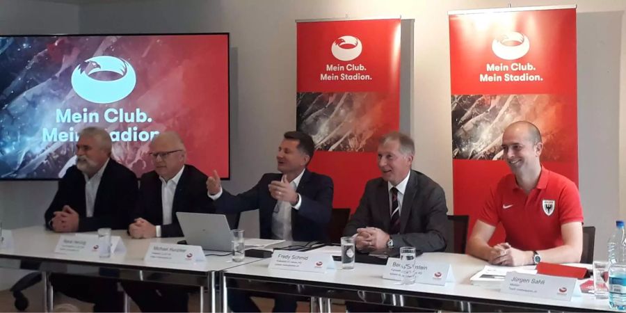 Die Verantwortlichen mit FC-Aarau-Präsident Fredy Schmid (2.v.rechts) präsentierten heute die Aarauer Stadion-Pläne.