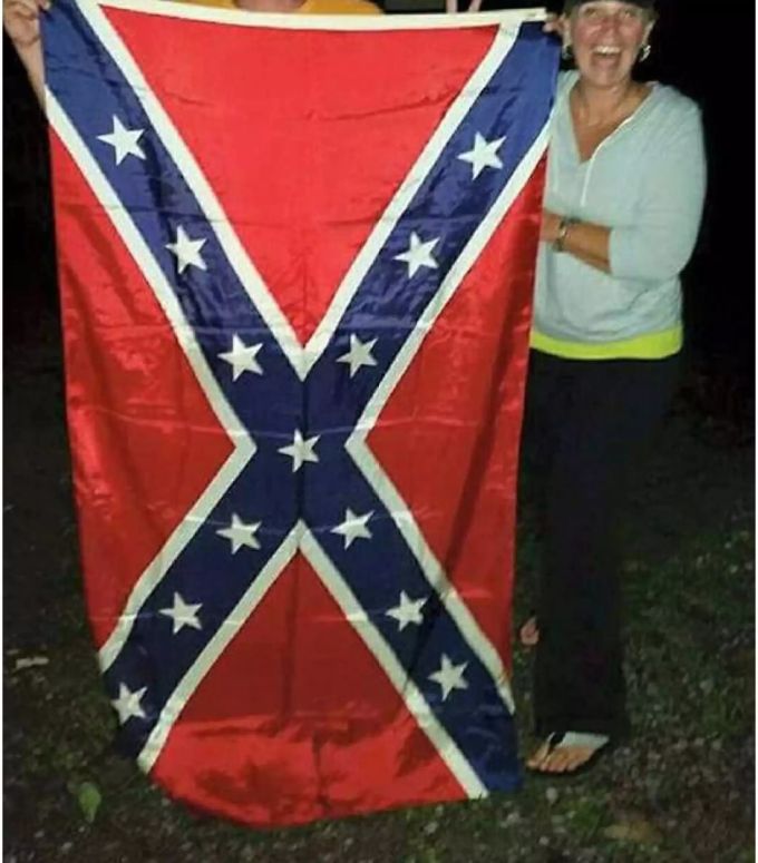 Rassistische Flagge: Keatons Mutter sagt, sie würde die Fotos rückgängig machen, wenn sie könnte. Rassistische Flagge: Keatons Mutter sagt, sie würde die Fotos rückgängig machen, wenn sie könnte.