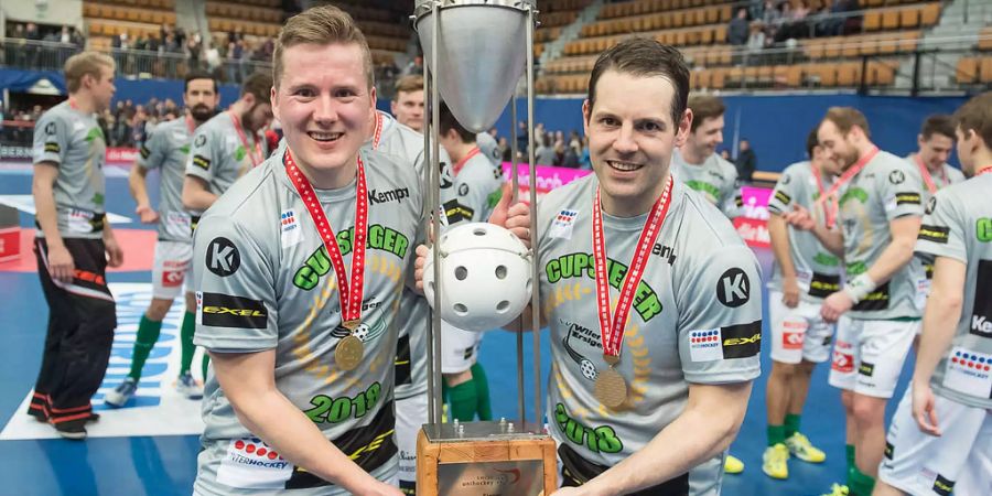 Tatu Väänänen und Matthias Hofbauer mit Wiler-Ersigens Cup-Trophäe.