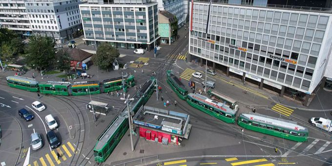 Am Basler Aeschenplatz wurde ein sechsjähriger Junge von einem Tram erfasst. Am Basler Aeschenplatz wurde ein sechsjähriger Junge von einem Tram erfasst.
