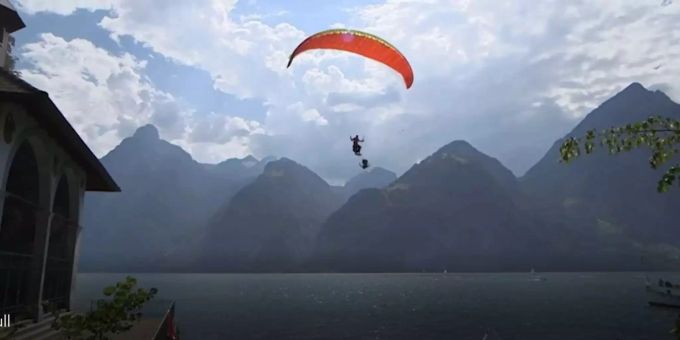 Sisikon UR - 29-Jähriger springt von Gleitschirm in Vierwaldstättersee