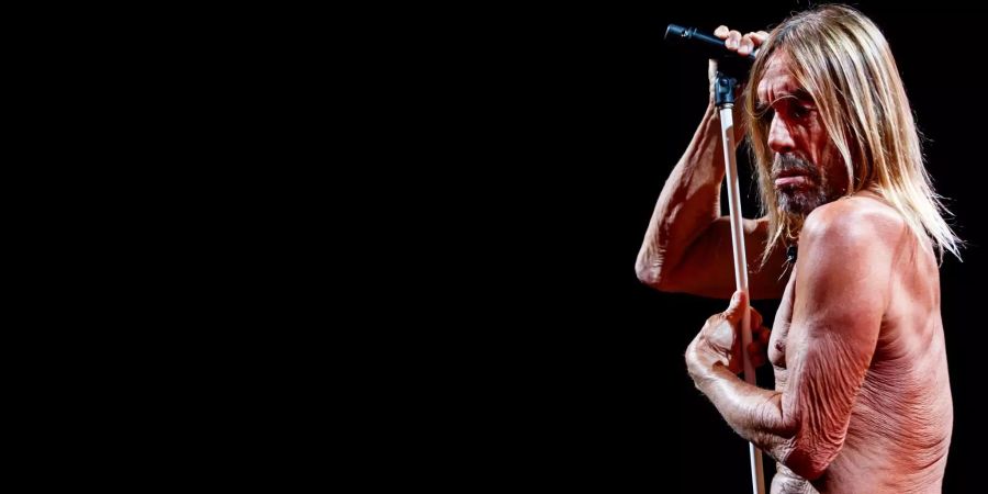 US-Rocksänger Iggy Pop steht bei seinem Auftritt im Stravinski Auditorium mit nacktem Oberkörper auf der Bühne. Der US-Punkmusiker Iggy Pop hat nach eigener Aussage reichlich Erfahrung mit Drogen, von Viagra aber stets die Finger gelassen.