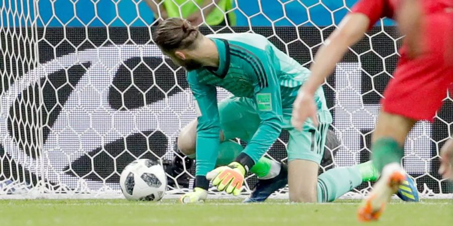 Spaniens Goalie David De Gea lässt den Schuss von Cristiano Ronaldo passieren.