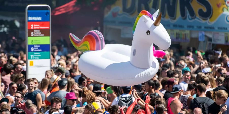 Die Teilnehmer tanzen und raven auf den Strassen rund ums Zürcher Seebecken an der Street Parade.