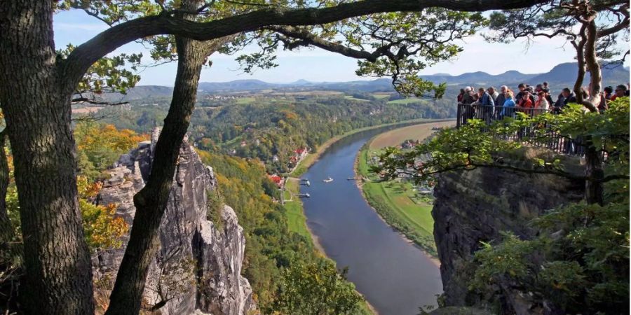 Besucher auf einer Aussichtsplattform des Nationalparks Schächsische Schweiz in Rathen (D).