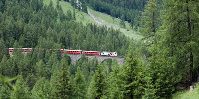 Ein Zug der RhB auf der Albulalinie in der Nähe von Bergün GR. Ein Zug der RhB auf der Albulalinie in der Nähe von Bergün GR.