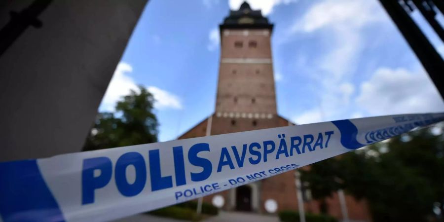 Ein Absperrband der Polizei sichert den Bereich um die Kathedrale von Strangnas.