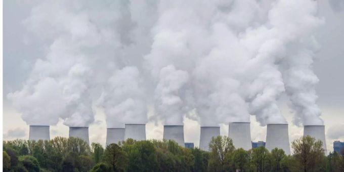 Kühltürme in einer Reihe. Klimawandel