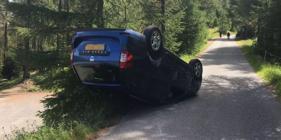 Im Engadin hat sich das Auto einer 74-jährigen Frau aus den Niederlanden überschlagen.