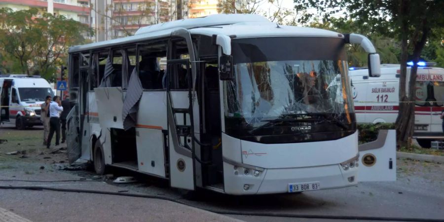 17 Polizisten und ein Zivilist wurden verletzt.