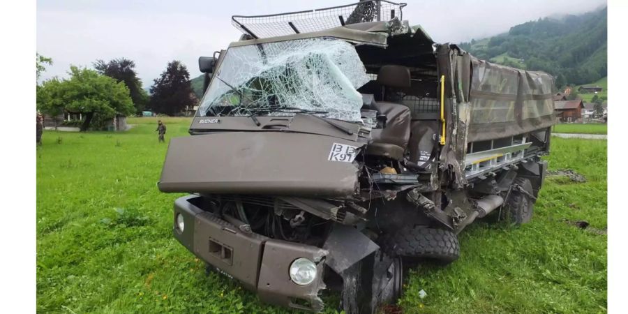 In Schänis SG werden bei einer Kollision mit einem Lastwagen fünf Personen verletzt.