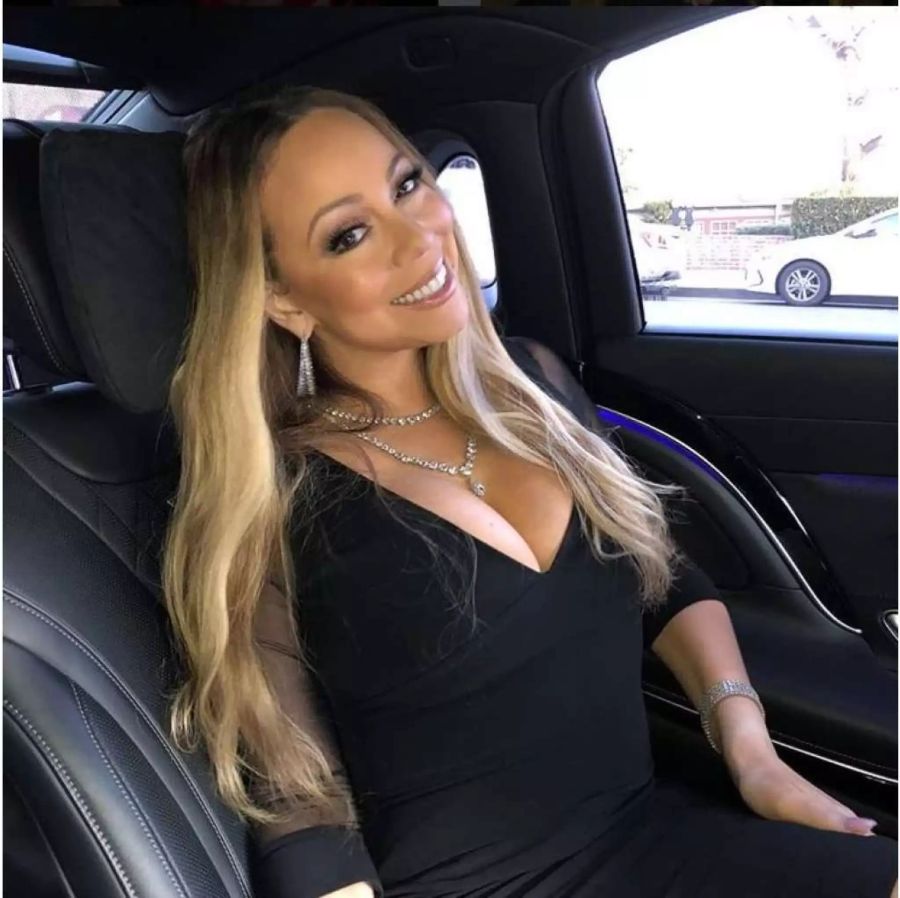 US-Sängerin Mariah Carey schiesst auf der Rückbank eines Autos ein Selfie.