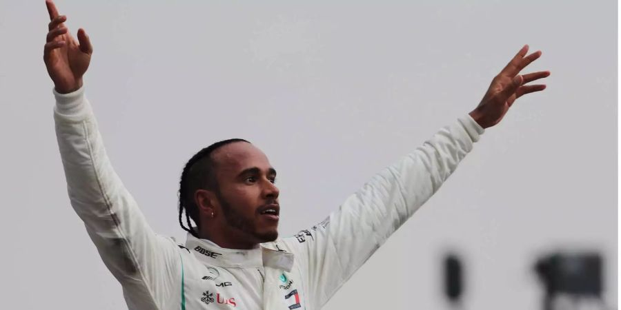 Lewis Hamilton freut sich über den Sieg am GP von Deutschland.