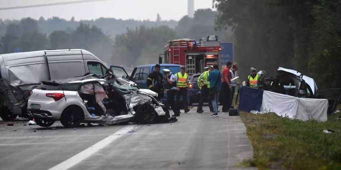 Mehrere Tote und Verletzte bei schwerem Unfall in der Nähe von Heilbronn (D). Mehrere Tote und Verletzte bei schwerem Unfall in der Nähe von Heilbronn (D).