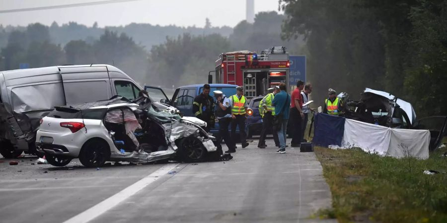 Mehrere Tote und Verletzte bei schwerem Unfall in der Nähe von Heilbronn (D).