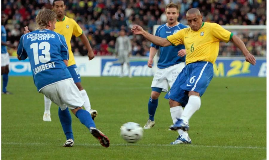 Freistoss-Künstler Roberto Carlos (rechts) verteidigt hinten links.