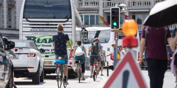 Wie kommen Einheimische und Touristen aneinander vorbei? Wie kommen Einheimische und Touristen aneinander vorbei?