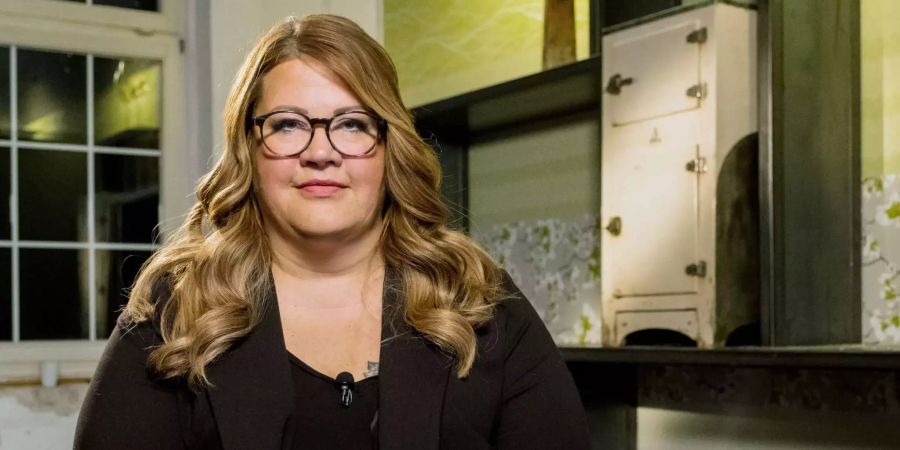 So unlustig kennt man sie nicht: Inka Bessin alias Cindy aus Marzahn als Reporterin unterwegs für die RTL-Sendung «Zahltag! Ein Koffer voller Chancen».