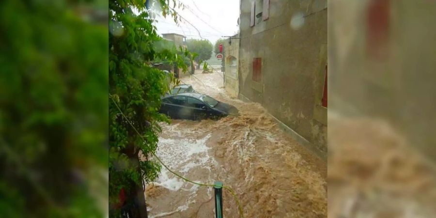 In Bourg - Saint-Andeol (FRA) steht eine Strasse unter Wasser.