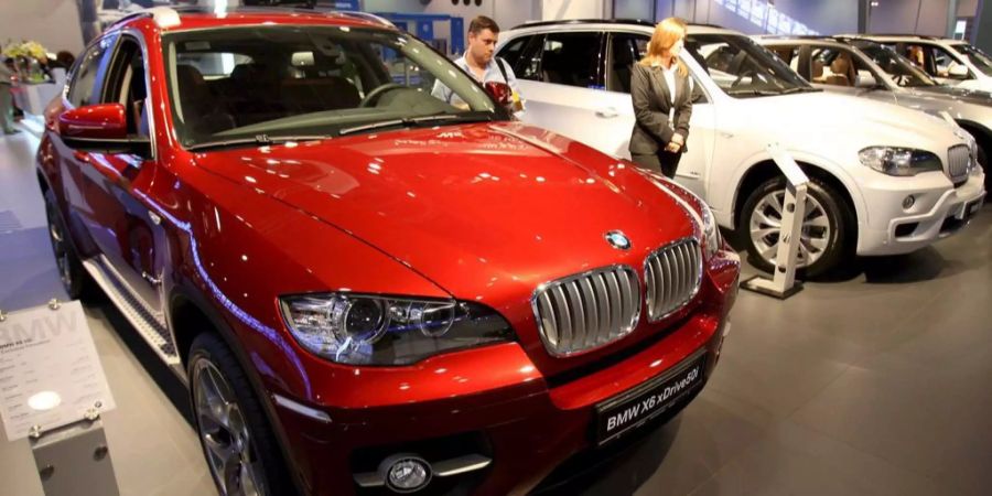 Besucher gucken sich an der International Automobile Show in den Vereinigten Arabischen Emiraten den BMW X6 an.