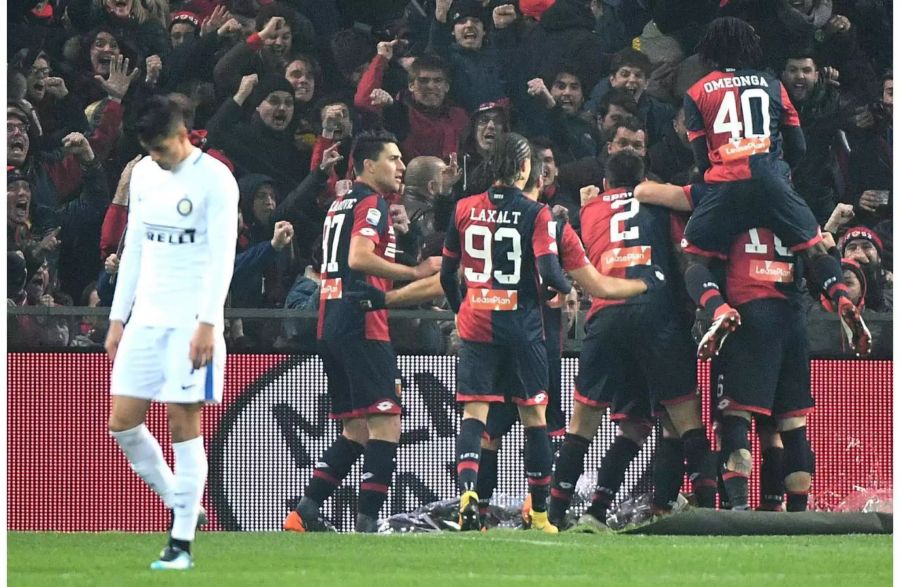 Irgendwie kommt Inter Mailand weiterhin nicht richtig vom Fleck. Zwar kassieren die Mailänder mit dem 0:2 gegen Genoa erst die vierte Niederlage der Saison und bleiben in der Tabelle auf Rang vier, aber nachdem Inter letzte Woche erstmals nach zwei Monaten wieder jubeln konnte, wird der Siegeswille nun bereits wieder gebremst. Zudem besiegelte ein kurioses Eigentor diese Niederlage.