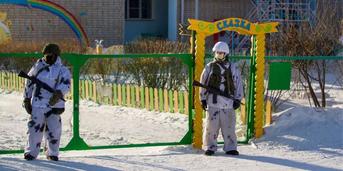 Der Schüler zündete auch einen Molotow-Cocktail. Der Schüler zündete auch einen Molotow-Cocktail.