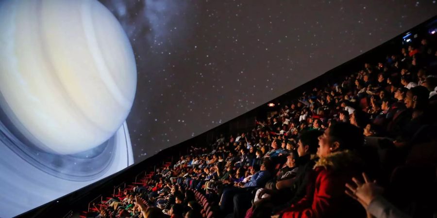 Besucher schauen sich im Jennifer Chalsty Planetarium in der Nähe von New York (USA) eine Vorstellung an.