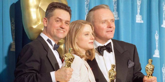 Regisseur Jonathan Demme (l.), mit Jodie Foster und Anthony Hopkins an der Oscar-Verleihung 1992. jodie foster