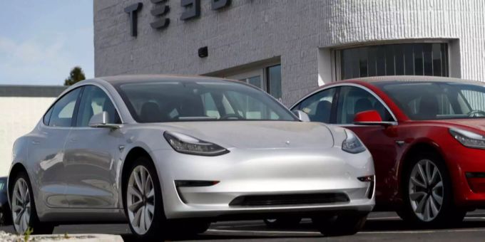Zwei Model von Tesla. Im Jahr 2021 erreichte der US-Elektroautobauer neue Verkaufsrekorde. China Tesla