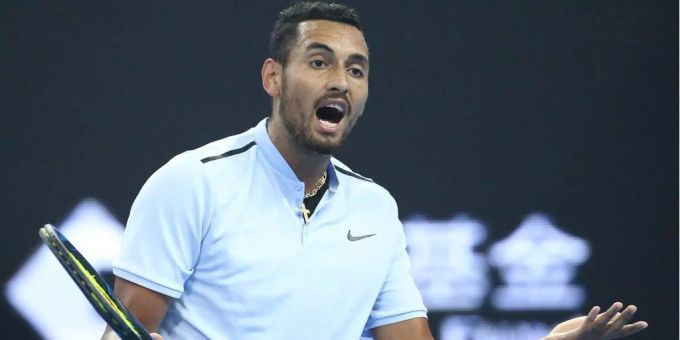 Nick Kyrgios sucht seine Tennisschuhe. Nick Kyrgios sucht seine Tennisschuhe.