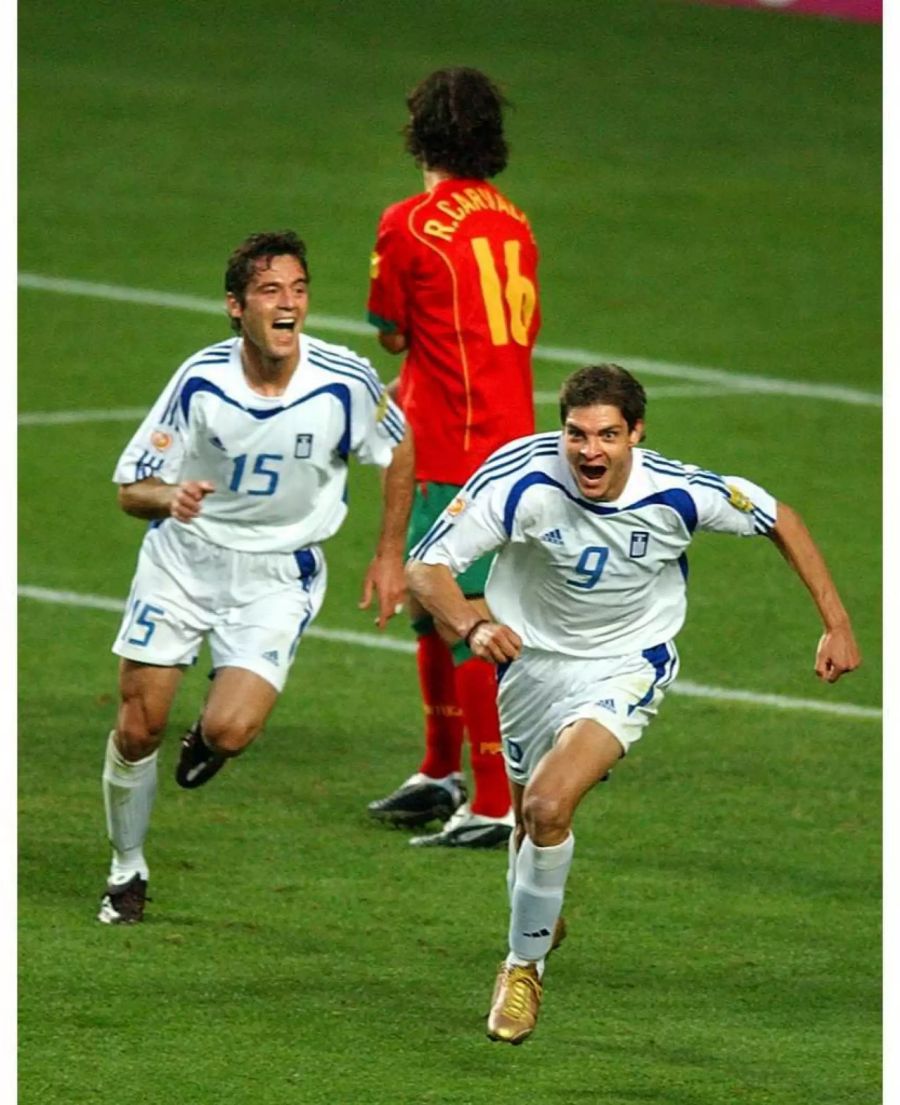 Angelos Charisteas (rechts) erzielt das entscheidende Tor im Final gegen Gastgeber Portugal.