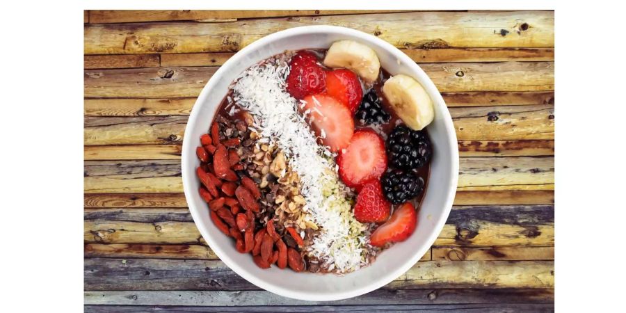 Das gesündeste Frühstücks-Müsli ist selber gemacht: Mit frischen Früchten, Naturjoghurt und Haferflocken.