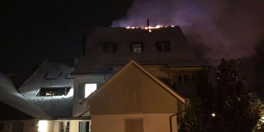 In Rünenberg BL brannte am frühen Mittwochmorgen ein Dachstock.