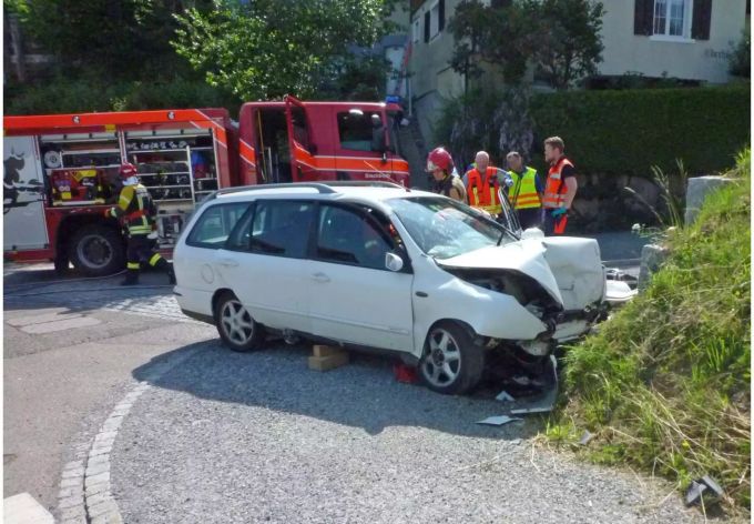 Der Autofahrer musste von der Feuerwehr aus dem Auto befreit werden. Der Autofahrer musste von der Feuerwehr aus dem Auto befreit werden.