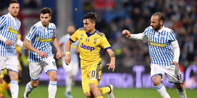 Juventus ist zwar seit Kurzem Tabellenführer der Serie A, doch sie verpassen es, den Vorsprung aufrecht zu erhalten. Gegen SPAL kommt «die Alte Dame» nicht über ein 0:0 hinaus. Der Vorsprung auf Napoli beträgt nun nur noch zwei Punkte. Juventus ist zwar seit Kurzem Tabellenführer der Serie A, doch sie verpassen es, den Vorsprung aufrecht zu erhalten. Gegen SPAL kommt «die Alte Dame» nicht über ein 0:0 hinaus. Der Vorsprung auf Napoli beträgt nun nur noch zwei Punkte.