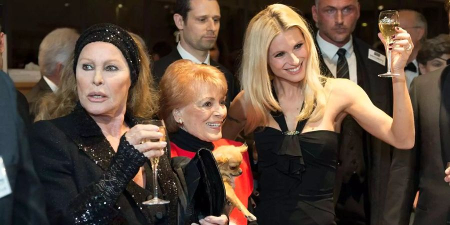 Lys Assia mit Ursula Andress (links) und Michelle Hunziker (rechts).