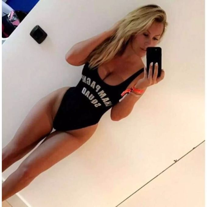 Die britische Influencerin Kate Wright zeigt den perfekten «Toblerone Tunnel». Die britische Influencerin Kate Wright zeigt den perfekten «Toblerone Tunnel».