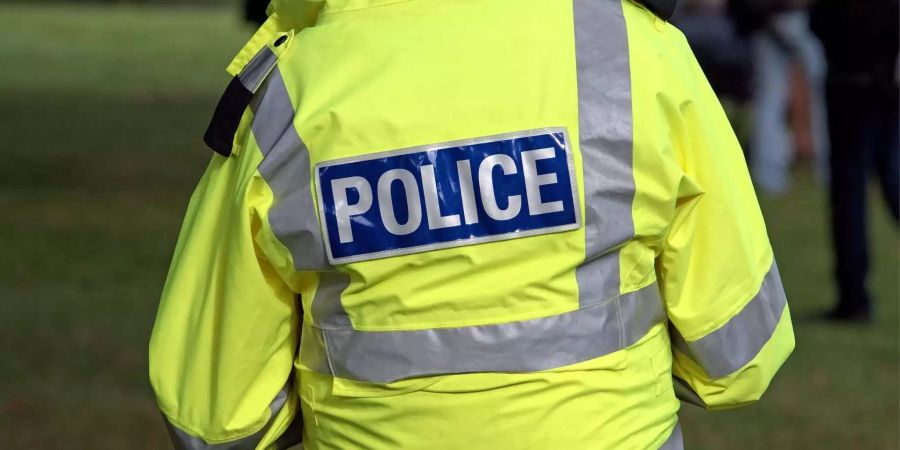 Ein deutscher Polizist wollte einer Frau nicht die Hand geben.