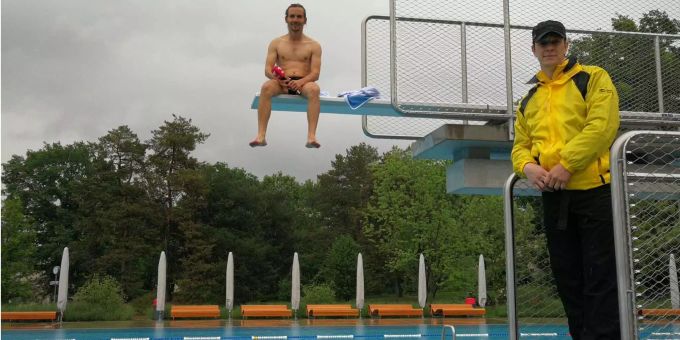 Zürcher Badi-Saison startet - Nau-Reporter springt trotz Regen in Bassin